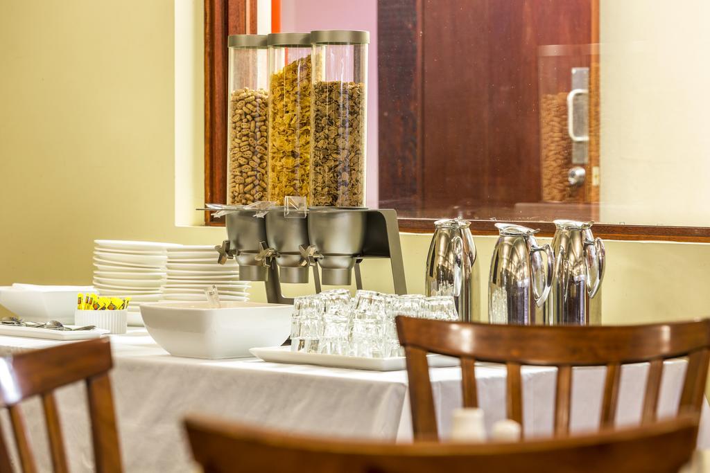 Boomerang Hotel Lavington Екстер'єр фото