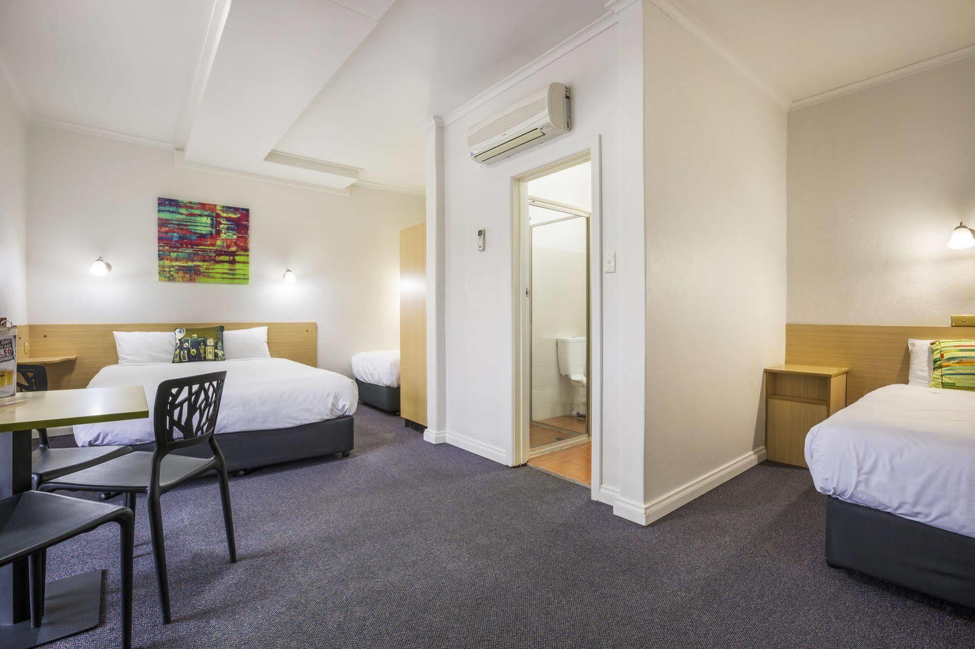 Boomerang Hotel Lavington Екстер'єр фото